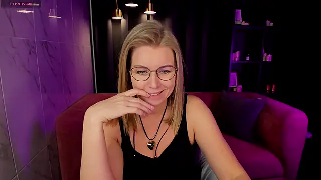 Snapshot of Annie_Light chatting on February 28, 2025, 11:58 am Annie Light online show from February 28, 2025, 11:58 am