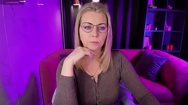 Snapshot of Annie_Light chatting on March 3, 2025, 5:42 am Annie Light online show from March 3, 2025, 5:42 am