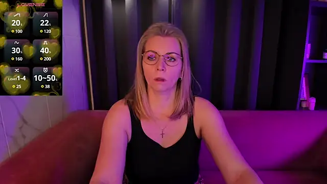 Snapshot of Annie_Light chatting on March 4, 2025, 9:07 am Annie Light online show from March 4, 2025, 9:07 am