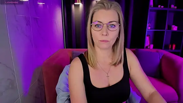 Snapshot of Annie_Light chatting on March 7, 2025, 5:40 am Annie Light online show from March 7, 2025, 5:40 am