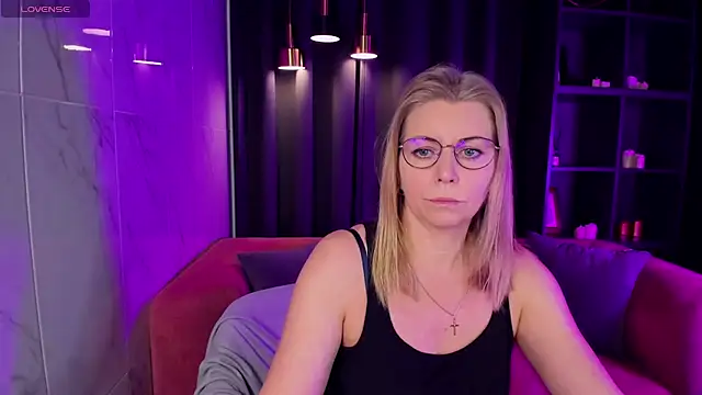 Snapshot of Annie_Light chatting on March 14, 2025, 5:38 am Annie Light online show from March 14, 2025, 5:38 am