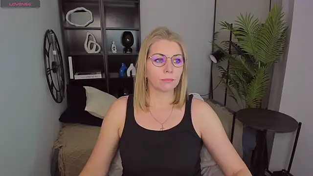 Snapshot of Annie_Light chatting on March 21, 2025, 5:32 am Annie Light online show from March 21, 2025, 5:32 am