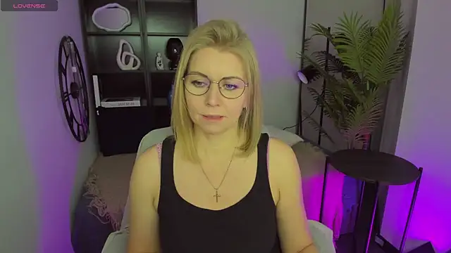 Snapshot of Annie_Light chatting on March 21, 2025, 11:44 am Annie Light online show from March 21, 2025, 11:44 am