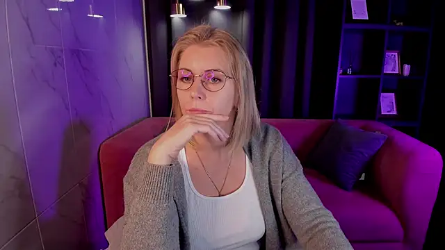 Snapshot of Annie_Light chatting on September 12, 2025, 5:40 am Annie Light online show from September 12, 2025, 5:40 am