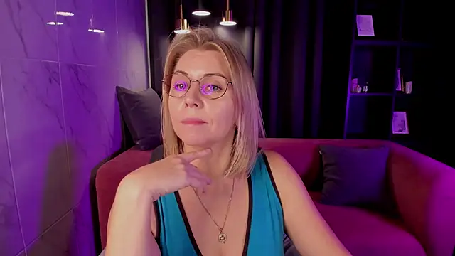 Snapshot of Annie_Light chatting on September 16, 2025, 5:52 am Annie Light online show from September 16, 2025, 5:52 am