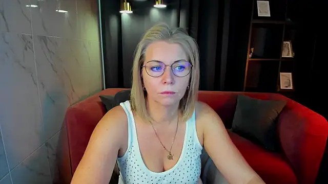 Snapshot of Annie_Light chatting on September 25, 2025, 5:44 am Annie Light online show from September 25, 2025, 5:44 am