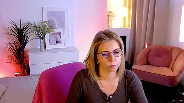 Snapshot of Annie_Light chatting on September 30, 2025, 5:56 am Annie Light online show from September 30, 2025, 5:56 am