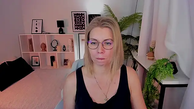 Snapshot of Annie_Light chatting on November 22, 2025, 1:43 pm Annie Light online show from November 22, 2025, 1:43 pm