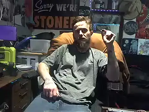 Snapshot of CloudDadddyyy420 chatting on February 9, 2025, 10:00 pm CloudDadddyyy420 online show from February 9, 2025, 10:00 pm