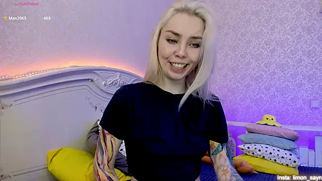 LillyMoure  online show from January 19, 2025, 2:47 am