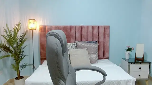 sophia hadid online show from November 12, 2025, 9:03 pm