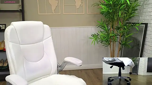 Snapshot of SelineSole chatting on February 19, 2025, 7:05 pm SelineSole online show from February 19, 2025, 7:05 pm