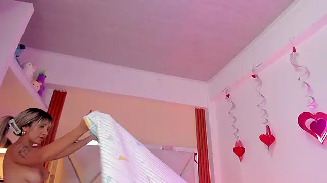 Snapshot of Happy_tits chatting on January 10, 2025, 9:42 pm Happy tits online show from January 10, 2025, 9:42 pm