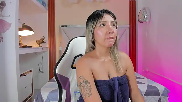 Snapshot of Happy_tits chatting on March 6, 2025, 8:05 pm Happy tits online show from March 6, 2025, 8:05 pm