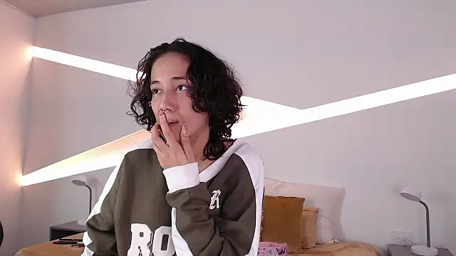 hot little bunny online show from December 15, 2024, 9:20 pm