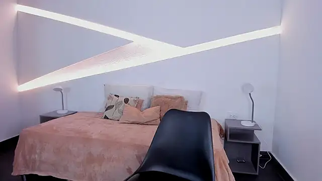 hot little bunny online show from December 19, 2024, 12:13 am