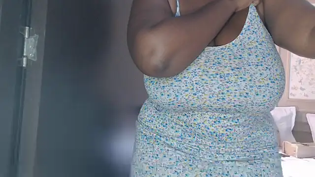 LiraRusso online show from October 24, 2025, 4:25 pm