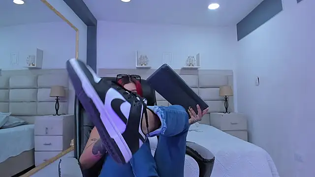 CinthiaCollins online show from November 18, 2025, 8:24 pm