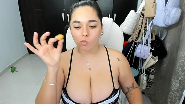 Snapshot of CelesteBrucee chatting on February 20, 2025, 11:21 pm CelesteBrucee online show from February 20, 2025, 11:21 pm