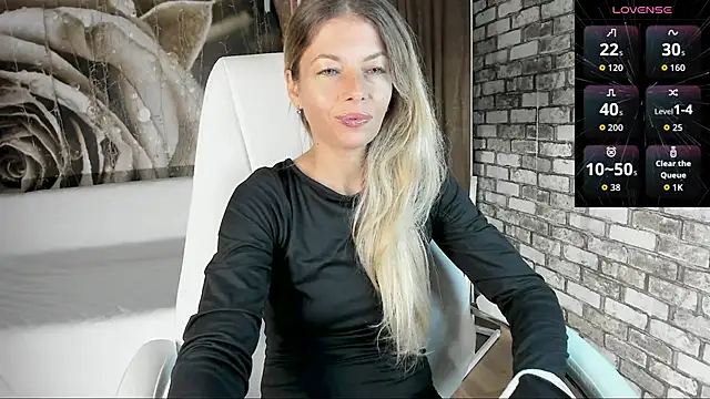 Snapshot of Eva_Melow chatting on September 19, 2025, 1:56 pm Eva Melow online show from September 19, 2025, 1:56 pm