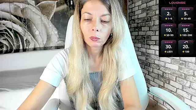 Snapshot of Eva_Melow chatting on October 4, 2025, 2:15 pm Eva Melow online show from October 4, 2025, 2:15 pm