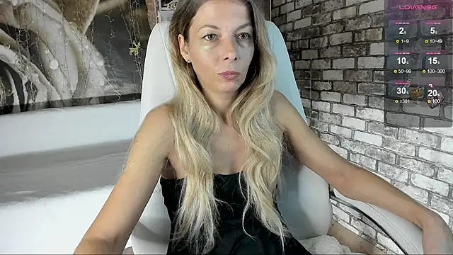 Snapshot of Eva_Melow chatting on October 6, 2025, 2:03 pm Eva Melow online show from October 6, 2025, 2:03 pm