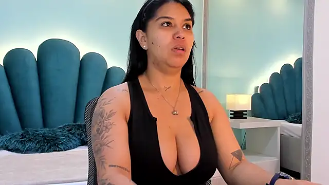 sharlott18 online show from October 27, 2025, 1:37 pm