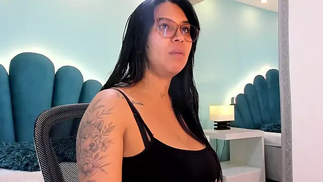 sharlott18 online show from November 12, 2025, 1:55 pm