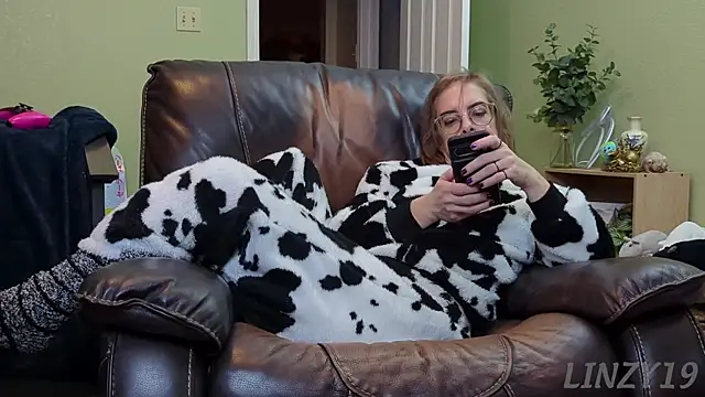 Snapshot of Linzy_19 chatting on January 12, 2025, 3:17 am Linzy 19 online show from January 12, 2025, 3:17 am