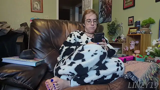 Snapshot of Linzy_19 chatting on January 22, 2025, 4:23 am Linzy 19 online show from January 22, 2025, 4:23 am