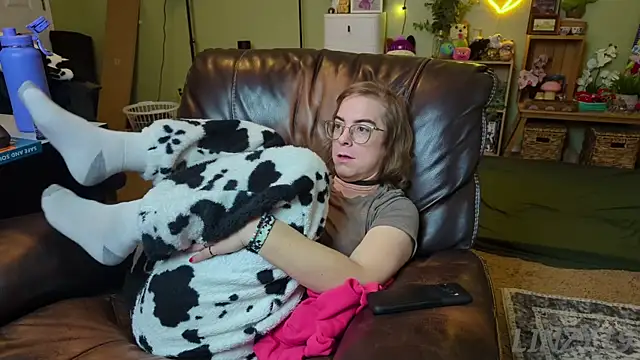 Snapshot of Linzy_19 chatting on January 31, 2025, 4:14 am Linzy 19 online show from January 31, 2025, 4:14 am