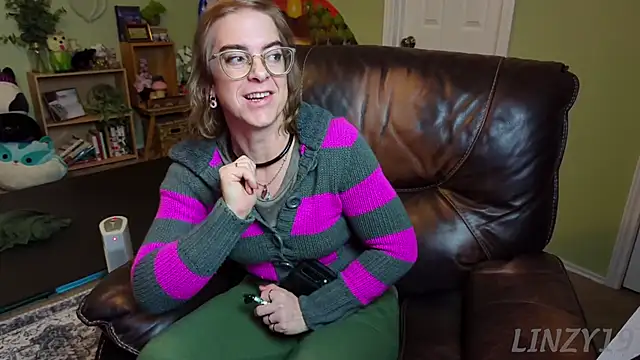 Snapshot of Linzy_19 chatting on February 14, 2025, 3:33 am Linzy 19 online show from February 14, 2025, 3:33 am