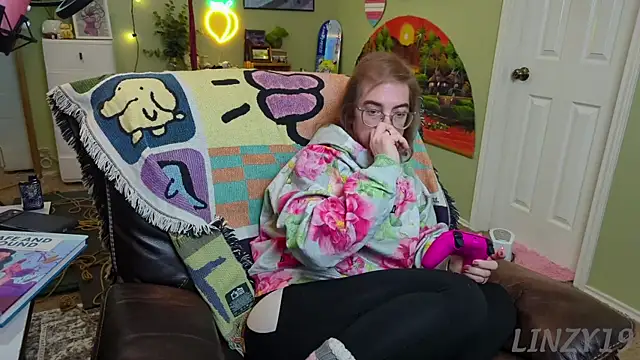 Snapshot of Linzy_19 chatting on February 19, 2025, 12:03 am Linzy 19 online show from February 19, 2025, 12:03 am