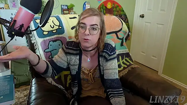 Snapshot of Linzy_19 chatting on February 27, 2025, 8:31 pm Linzy 19 online show from February 27, 2025, 8:31 pm