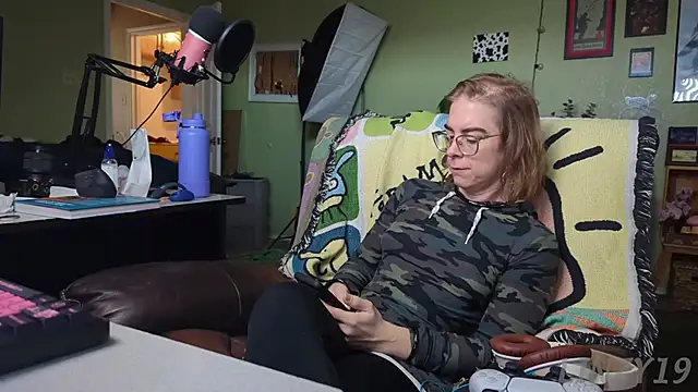 Snapshot of Linzy_19 chatting on March 2, 2025, 3:37 pm Linzy 19 online show from March 2, 2025, 3:37 pm