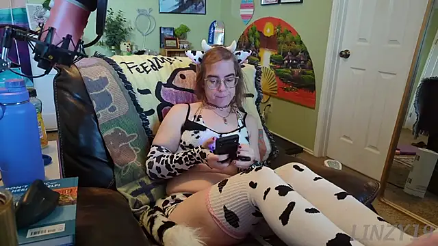 Snapshot of Linzy_19 chatting on March 13, 2025, 2:33 pm Linzy 19 online show from March 13, 2025, 2:33 pm