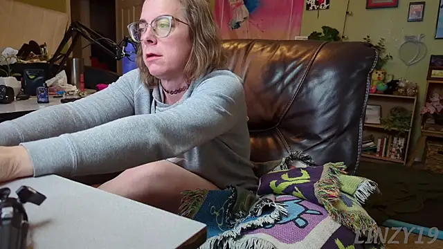 Snapshot of Linzy_19 chatting on March 18, 2025, 2:25 am Linzy 19 online show from March 18, 2025, 2:25 am