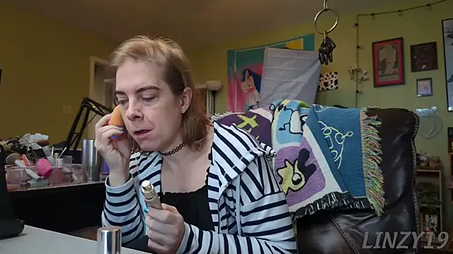 Snapshot of Linzy_19 chatting on March 21, 2025, 4:18 pm Linzy 19 online show from March 21, 2025, 4:18 pm