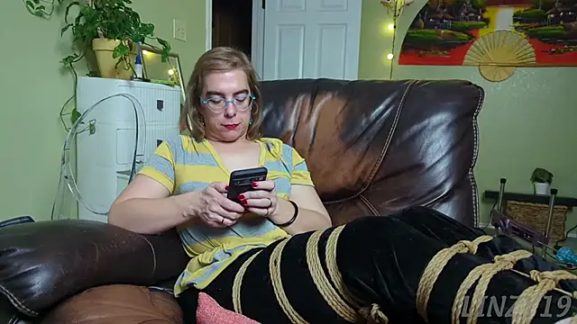 Snapshot of Linzy_19 chatting on September 14, 2025, 3:38 am Linzy 19 online show from September 14, 2025, 3:38 am