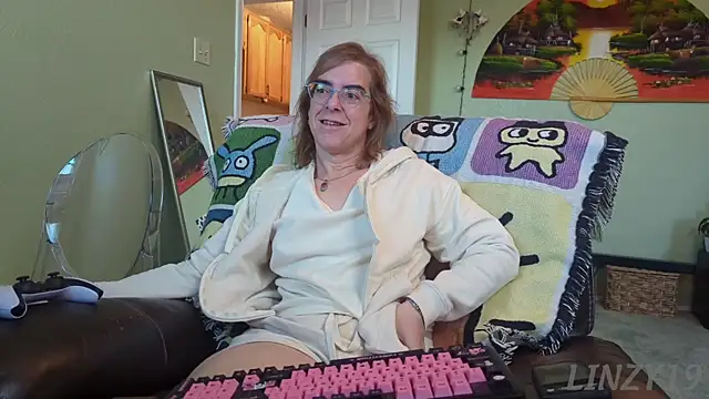 Snapshot of Linzy_19 chatting on September 22, 2025, 1:35 pm Linzy 19 online show from September 22, 2025, 1:35 pm