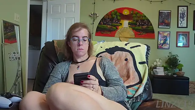 Snapshot of Linzy_19 chatting on September 25, 2025, 2:21 pm Linzy 19 online show from September 25, 2025, 2:21 pm