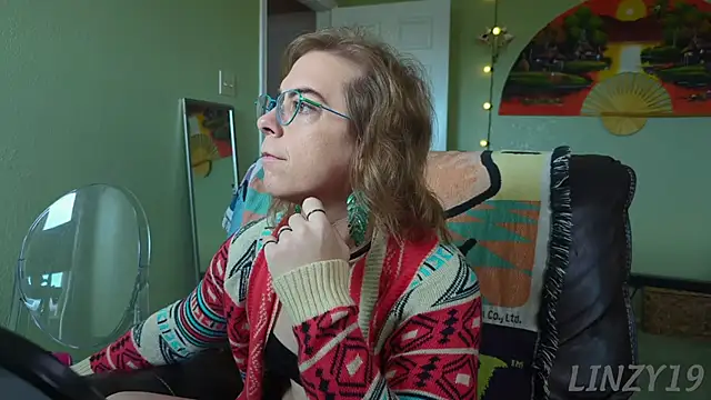 Snapshot of Linzy_19 chatting on September 27, 2025, 4:56 pm Linzy 19 online show from September 27, 2025, 4:56 pm