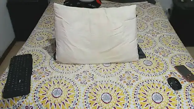 Snapshot of JahsHot chatting on December 1, 2025, 7:52 pm JahsHot online show from December 1, 2025, 7:52 pm