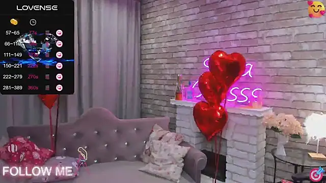 Snapshot of SarahCoksss chatting on February 12, 2025, 12:05 am SarahCoksss online show from February 12, 2025, 12:05 am