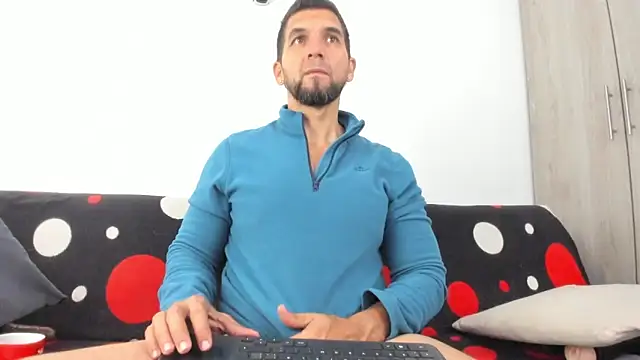 Snapshot of JULESLAKES chatting on December 4, 2025, 12:14 pm JULESLAKES online show from December 4, 2025, 12:14 pm