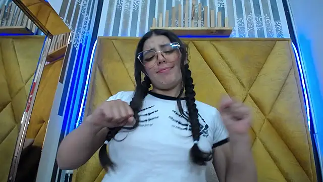 Paola Lyon  online show from February 7, 2025, 6:02 pm