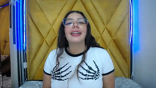 Paola Lyon  online show from February 7, 2025, 9:04 pm