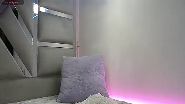 Paola Lyon  online show from February 28, 2025, 10:39 pm