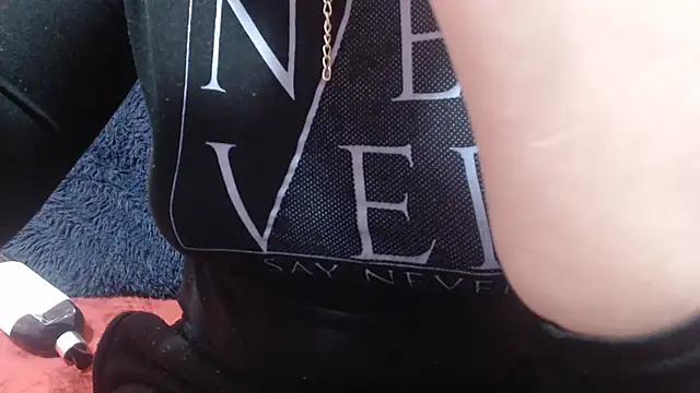 nadescomthxx online show from October 18, 2025, 4:19 pm