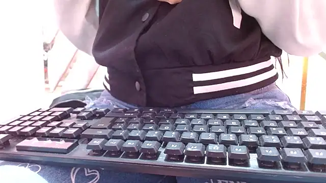 nadescomthxx online show from November 12, 2025, 4:40 pm